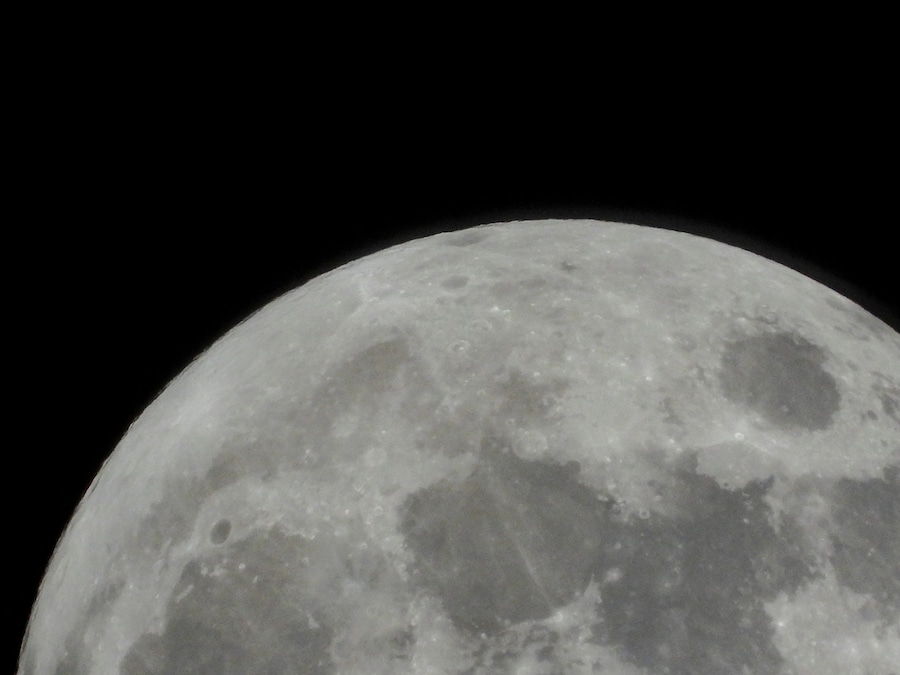 FOTO D'ARCHIVIO: La luna nella fase gibbosa crescente sopra Ronda, in Spagna, dopo il lancio della missione Artemis II della NASA per il sorvolo lunare, con il razzo lunare di nuova generazione, lo Space Launch System (SLS), e la capsula dell'equipaggio Orion, il 2 aprile 2026. REUTERS/Jon Nazca/Foto d'archivio (REUTERS)