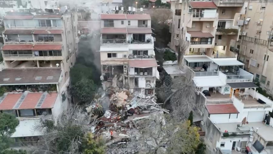 Il personale di emergenza interviene sul posto in seguito a un presunto attacco missilistico iraniano a Haifa, in Israele, il 5 aprile 2026. MDA HANDOUT/Immagine fornita tramite REUTERS (via REUTERS)