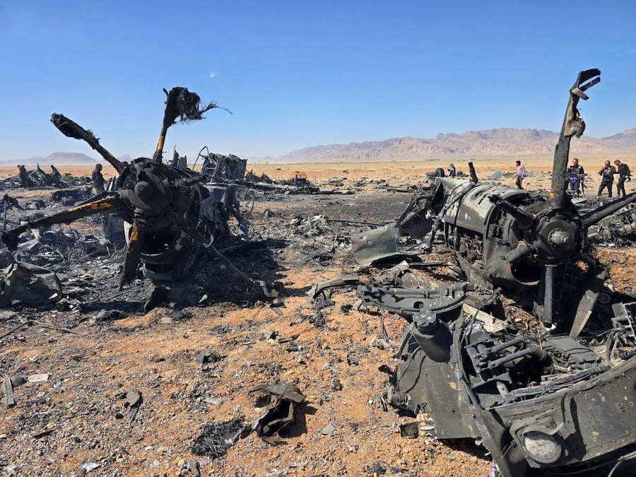 Un'immagine diffusa il 5 aprile 2026 e ottenuta dai social media sembra mostrare i rottami di un velivolo americano e il rotore di un elicottero a Isfahan, in Iran; secondo l'analista di immagini forensi William Goodhind, tali reperti sarebbero compatibili con un MC-130J o un HC-130J statunitense, nel contesto del conflitto tra Stati Uniti, Israele e Iran. (Social Media via REUTERS)