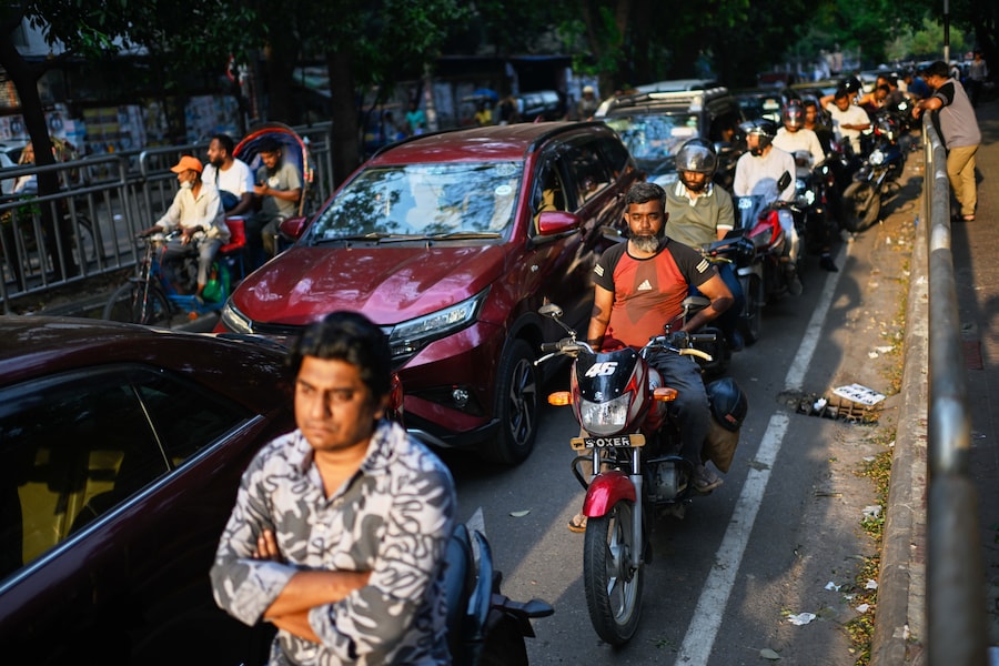 Gli automobilisti fanno la fila davanti a una pompa di benzina a Dhaka, mentre il Bangladesh cerca di far fronte alla crisi energetica causata dalla guerra con l'Iran, domenica 5 aprile 2026. (AP Photo/Mahmud Hossain Opu) (APN)