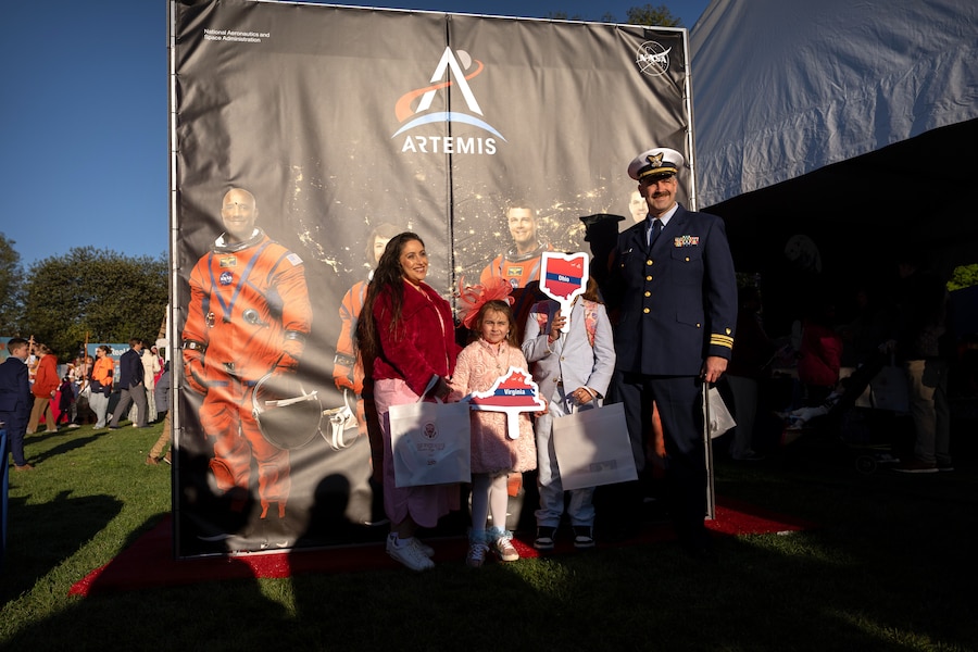 Una famiglia posa per una foto davanti a un'esposizione dedicata agli astronauti della missione Artemis II durante l'evento "Easter Egg Roll" alla Casa Bianca, sul prato sud della Casa Bianca, lunedì 6 aprile 2026, a Washington. (Foto AP/Mark Schiefelbein) (APN)