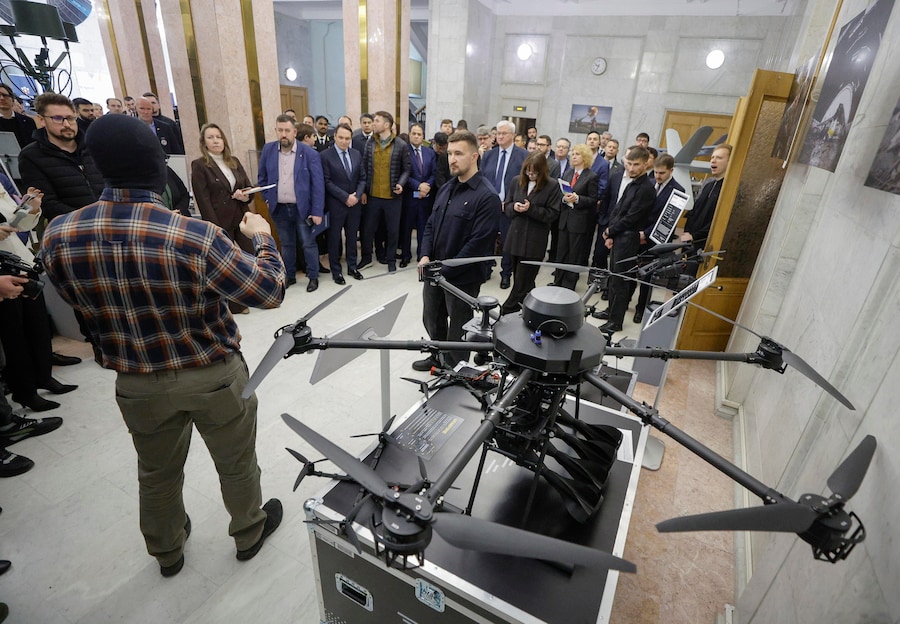 Funzionari stranieri osservano i droni di fabbricazione ucraina a Kiev. Una mostra delle più recenti armi e attrezzature militari di fabbricazione ucraina presso il Ministero degli Esteri (EPA)