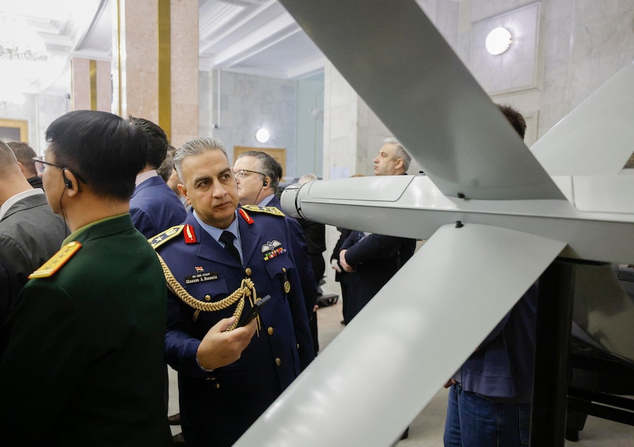 Un ufficiale militare straniero osserva i droni di fabbricazione ucraina a Kiev, Ucraina. Una mostra delle più recenti armi e attrezzature militari di produzione ucraina presso il Ministero degli Esteri è stata arricchita da nuove esposizioni in occasione della Giornata del lavoratore dell’industria della difesa dell’Ucraina (EPA)