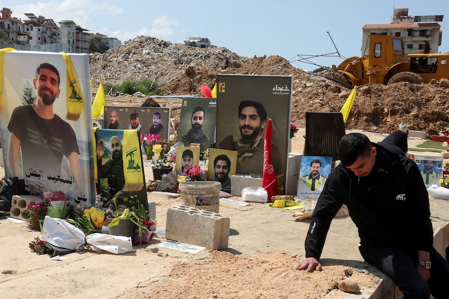 Tombe dei combattenti di Hezbollah e di altri libanesi uccisi negli attacchi israeliani, a Choueifat, in Libano, il 13 aprile 2026. REUTERS/Mohamed Azakir IMMAGINI DEL GIORNO DI TPX (REUTERS)