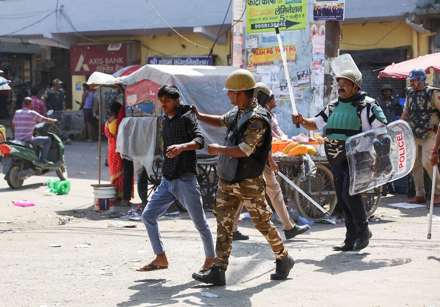 Violente proteste degli operai che chiedevano aumenti salariali a causa dell’aumento del costo della vita legato al conflitto tra Stati Uniti, Israele e l’Iran, a Noida, in India, il 14 aprile 2026. REUTERS/Anushree Fadnavis (REUTERS)