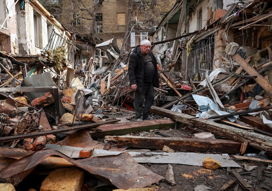 Un residente ferito si trova sul luogo di un condominio colpito da un attacco con droni russi, nel corso dell'offensiva russa contro l'Ucraina, a Odessa, Ucraina, il 24 aprile 2026. REUTERS/Nina Liashonok (REUTERS)