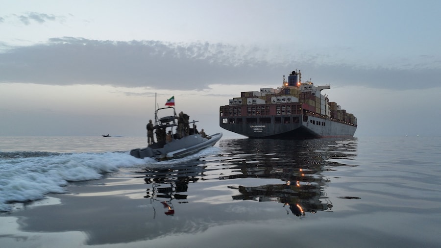 In questa immagine ottenuta da Reuters il 24 aprile 2026 si vede la nave Epaminondas durante il suo sequestro da parte del Corpo delle Guardie Rivoluzionarie Islamiche (IRGC) nello Stretto di Hormuz, in Iran. Meysam Mirzadeh/Tasnim/WANA (West Asia News Agency) via REUTERS (via REUTERS)