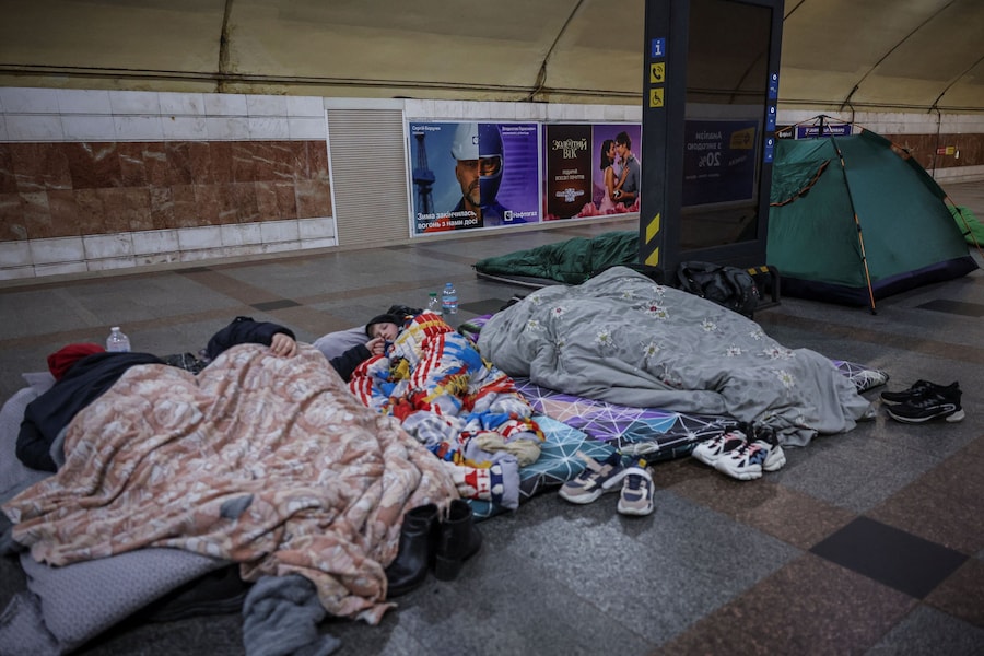 Alcune persone dormono mentre si rifugiano all'interno di una stazione della metropolitana durante un allarme aereo, mentre in tutto il Paese si verificano attacchi con missili e droni russi, nel contesto dell'offensiva russa contro l'Ucraina, a Kiev, Ucraina, il 25 aprile 2026. REUTERS/Alina Smutko (REUTERS)