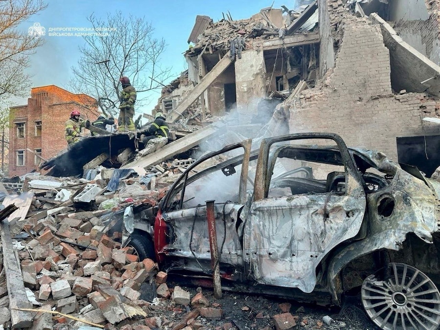Condominio colpito da un missile russo e da un attacco con droni, nel contesto dell'offensiva russa contro l'Ucraina, a Dnipro, Ucraina, in questa foto fornita e diffusa il 25 aprile 2026. Amministrazione militare regionale di Dnipropetrovsk via Telegram/Foto fornita via REUTERS. (via REUTERS)