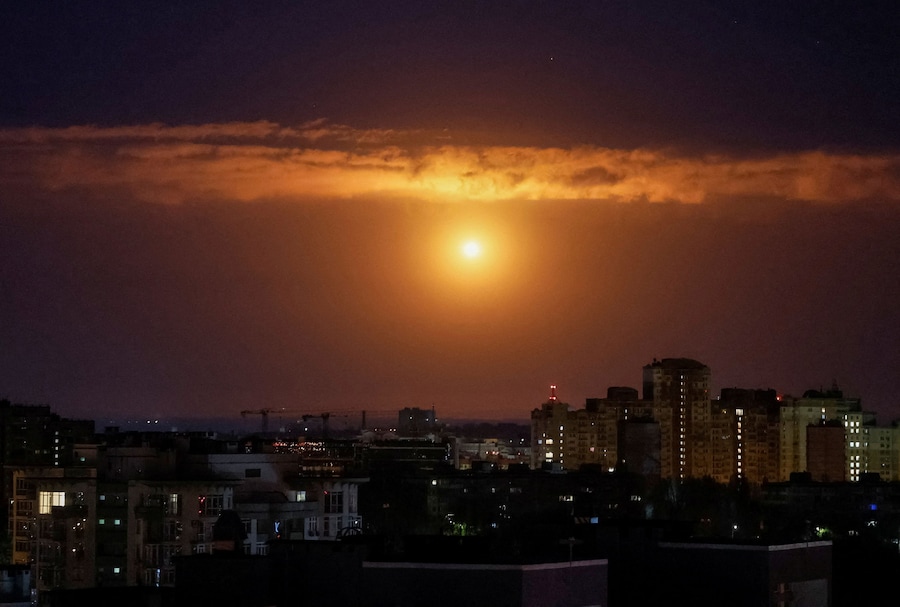 Un'esplosione sopra la città mentre alcuni militari ucraini abbattono un drone russo durante un attacco missilistico e con droni da parte della Russia, nel contesto dell'offensiva russa contro l'Ucraina, a Kiev, Ucraina, il 25 aprile 2026. REUTERS/Gleb Garanich (REUTERS)