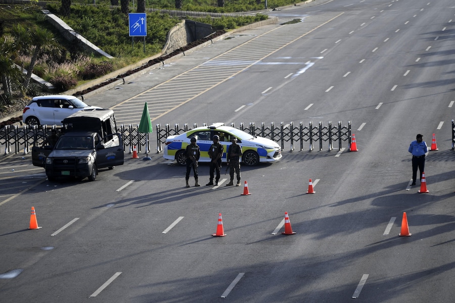 Funzionari della sicurezza pakistani montano la guardia a un posto di blocco nel quadro di un rigoroso dispositivo di sicurezza in vista dei previsti colloqui di pace tra Stati Uniti e Iran a Islamabad, in Pakistan, il 25 aprile 2026. Islamabad rimane sotto strette misure di sicurezza, con le strade principali chiuse e i trasporti pubblici sospesi, per garantire che la città sia pronta per un possibile secondo round di colloqui di pace tra Stati Uniti e Iran, nonostante l'incertezza riguardo alla tempistica dei negoziati. EPA/SOHAIL SHAHZAD (EPA)