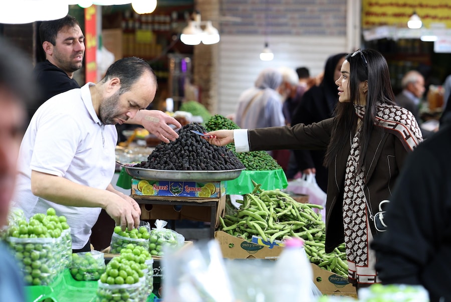 Bazar di Tajrish a Teheran, in Iran, il 25 aprile 2026. Il presidente degli Stati Uniti Donald Trump ha annunciato che la tregua tra gli Stati Uniti e l’Iran è stata prorogata; ulteriori colloqui tra le due parti dovrebbero tenersi in Pakistan. EPA/ABEDIN TAHERKENAREH (EPA)