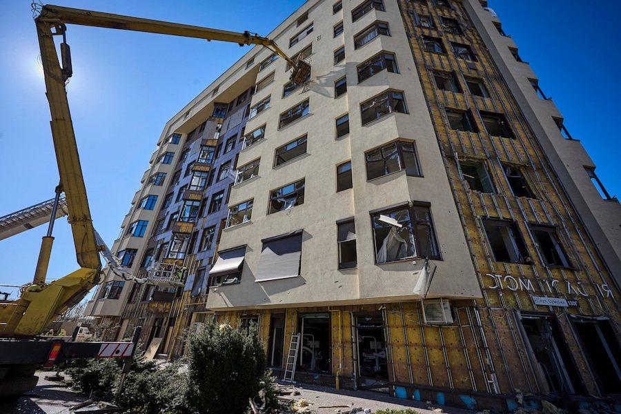 Il luogo colpito da un attacco russo in una zona residenziale di Kharkiv, in Ucraina, il 25 aprile 2026, nel corso dell'invasione russa in corso. Secondo quanto riferito dal Servizio statale di emergenza ucraino, nell'attacco sferrato durante la notte contro l'Ucraina sono morte almeno 4 persone e più di 30 sono rimaste ferite. EPA/SERGEY KOZLOV (EPA)