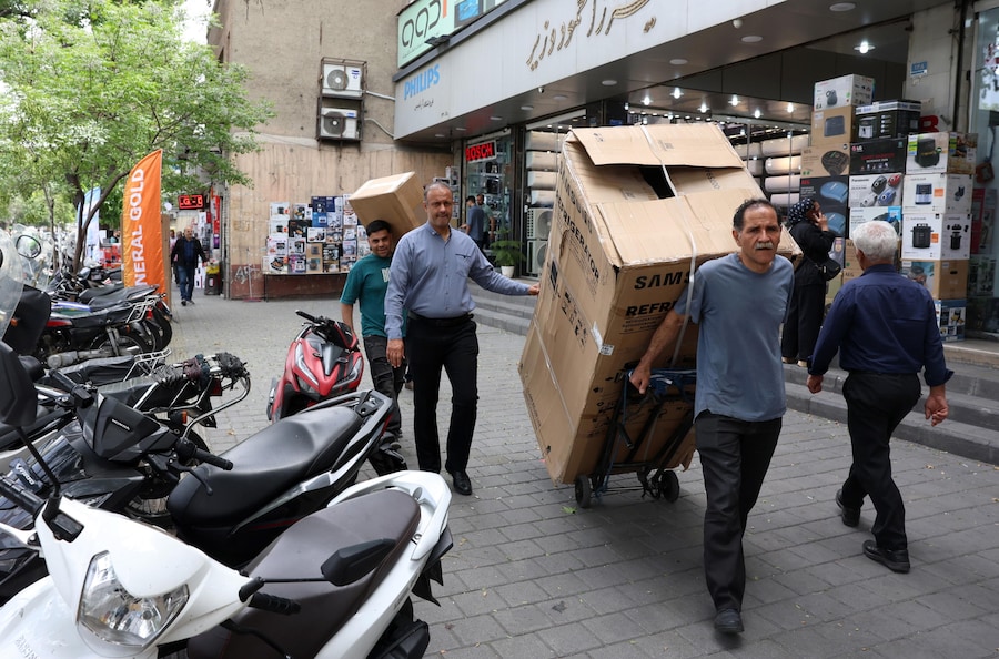 La popolazione sta affrontando le conseguenze di una grave crisi economica e di un’inflazione elevata, alimentate dalle continue tensioni geopolitiche tra Iran, Israele e Stati Uniti. EPA/ABEDIN TAHERKENAREH (EPA)