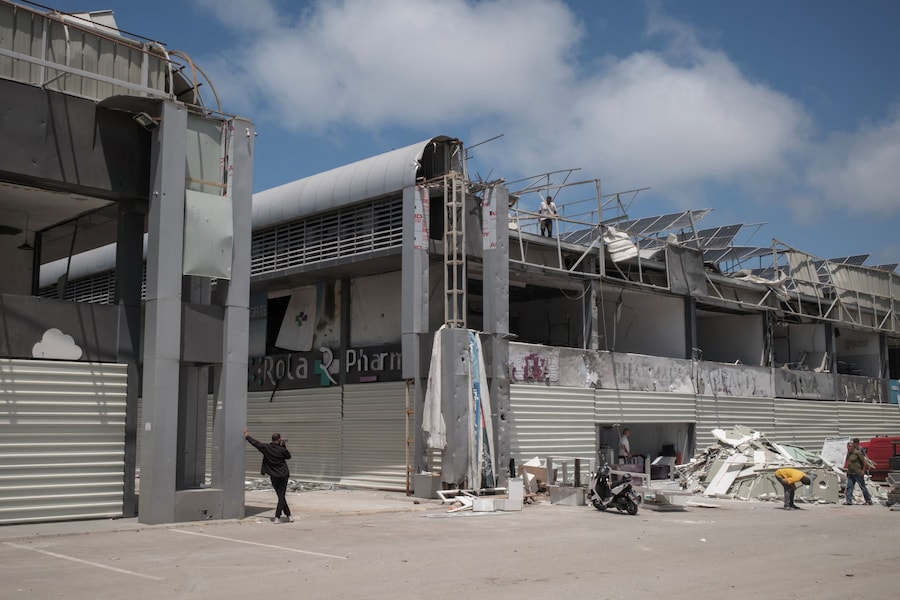 Operai ripuliscono un edificio commerciale distrutto, durante una tregua temporanea tra Libano e Israele, a Tiro, nel sud del Libano, il 28 aprile 2026. REUTERS/Marko Djurica (REUTERS)