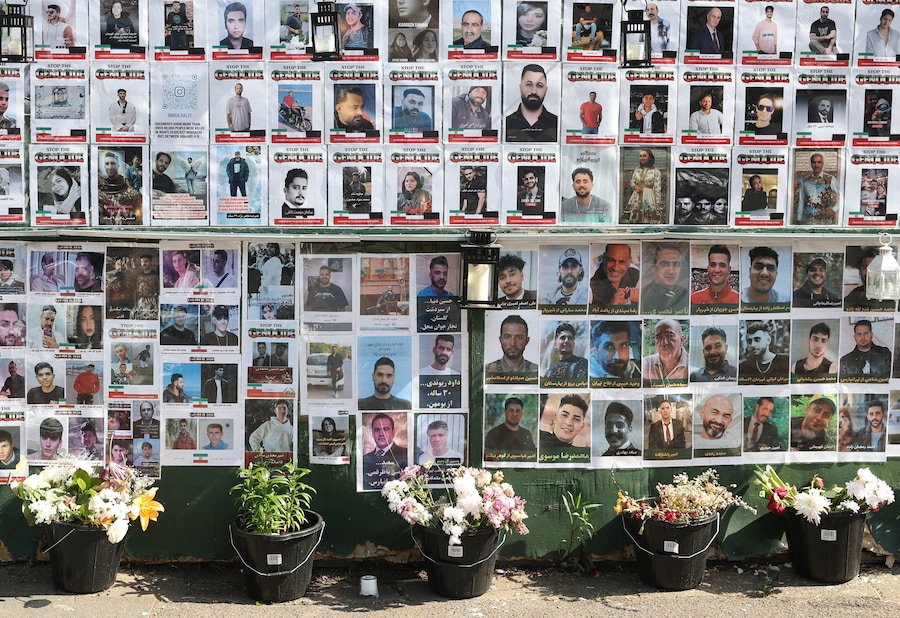 In Limes Avenue, a Golders Green, sono state appese delle fotografie su un muro commemorativo dedicato sia alle vittime degli attentati del 7 ottobre in Israele sia agli iraniani uccisi nelle recenti proteste in Iran, in seguito a un presunto incendio doloso; secondo la polizia, un incendio è stato segnalato sul posto nelle prime ore di lunedì, a Londra, Gran Bretagna, il 28 aprile 2026. REUTERS/Toby Melville (REUTERS)
