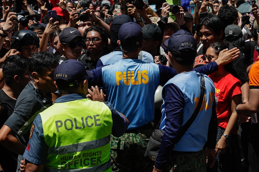 epa12925923 I manifestanti vengono bloccati dalla polizia durante una manifestazione su una strada che conduce all'ambasciata degli Stati Uniti a Manila, nelle Filippine, il 1° maggio 2026. EPA/ROLEX DELA PENA (EPA)