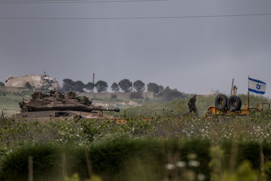 Un soldato israeliano sul lato israeliano del confine con il Libano, il 3 maggio 2026. REUTERS/Shir Torem (REUTERS)
