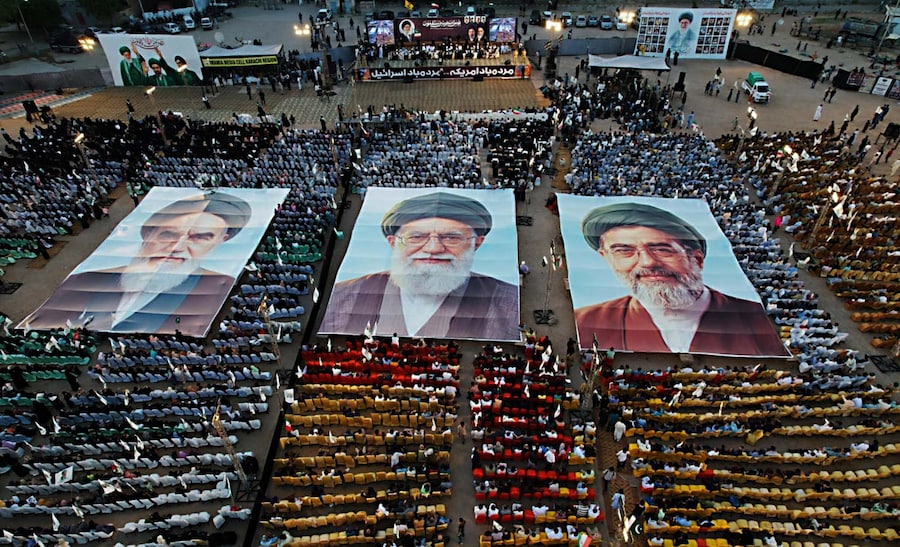 Musulmani sciiti espongono cartelli raffiguranti i leader supremi iraniani (da sinistra a destra): il defunto Ruhollah Khomeini, l’assassinato Ali Khamenei e l’attuale Mojtaba Khamenei, in occasione della conclusione del periodo di lutto di 40 giorni a Karachi, in Pakistan, il 3 maggio 2026. EPA/SHAHZAIB AKBER (EPA)