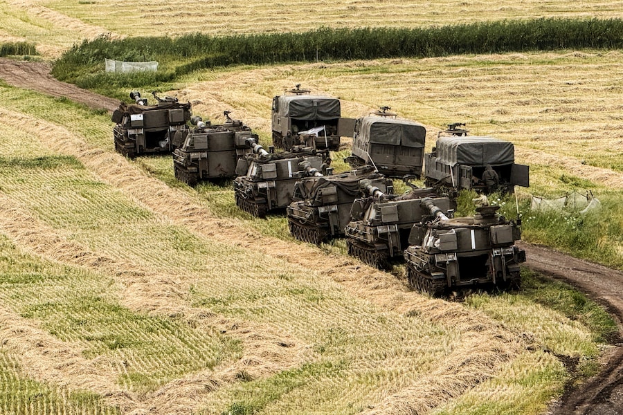 Unità di artiglieria e veicoli militari israeliani schierati in formazione sul lato israeliano del confine tra Israele e Libano, nel nord di Israele, il 4 maggio 2026. Foto scattata con un cellulare. REUTERS/Avi Ohayon (REUTERS)