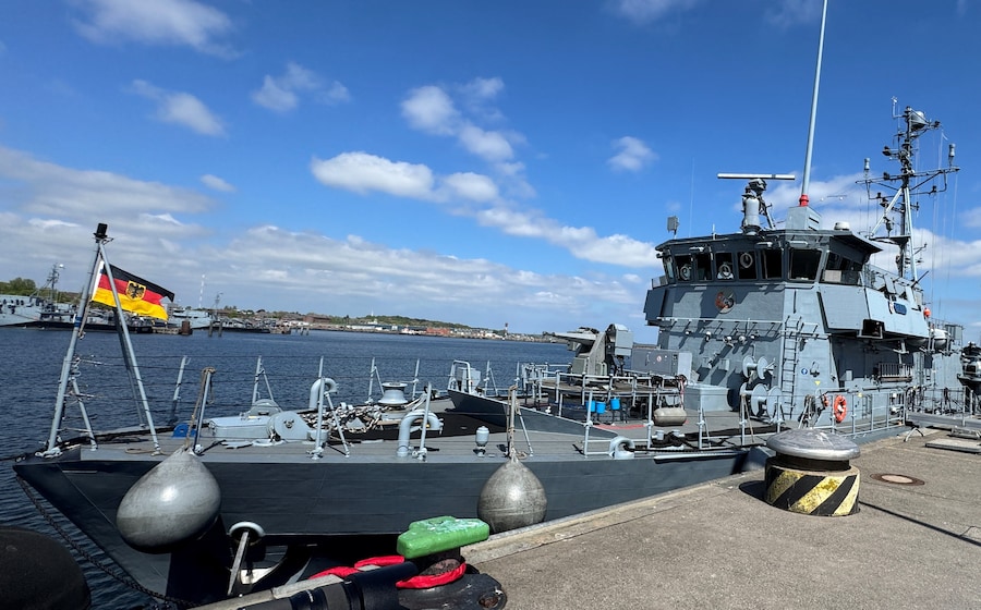 La nave da guerra antimine "Fulda" della Marina della Bundeswehr tedesca è ormeggiata a Kiel, in Germania, il 4 maggio 2026, in attesa di salpare alla volta del Mediterraneo nell'ambito di una fase di preparazione in vista di una possibile missione nello Stretto di Hormuz. Foto scattata con un cellulare. REUTERS/Oliver Denzer (REUTERS)