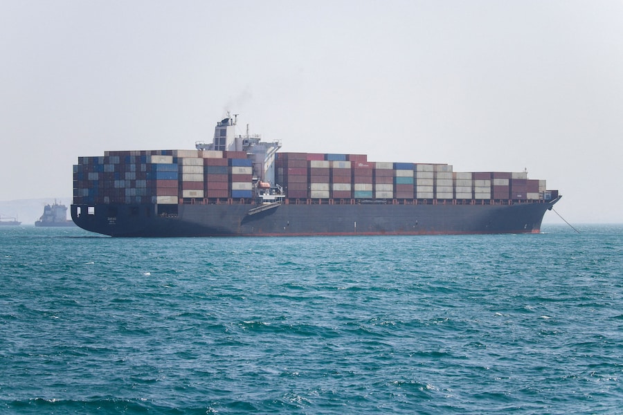 Navi nello Stretto di Hormuz nei pressi di Bandar Abbas, in Iran, 4 maggio 2026. Amirhosein Khorgooi/ISNA/WANA (West Asia News Agency) via REUTERS (via REUTERS)