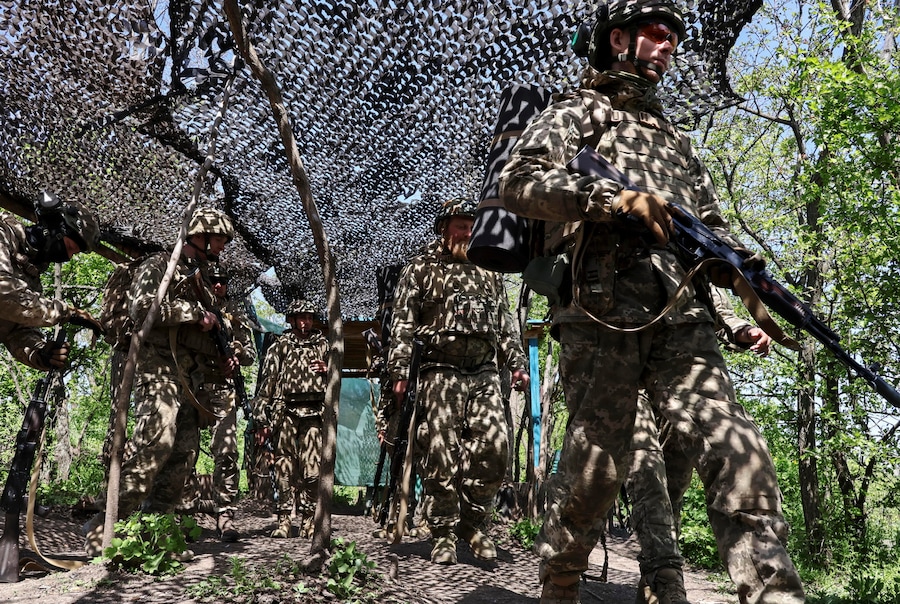 Reclute impegnate in un addestramento militare in una località segreta nella regione di Zaporizhzhia, in Ucraina, il 5 maggio 2025. EPA/SERVIZIO STAMPA DELLA 65ª BRIGATA MECCANIZZATA (EPA)
