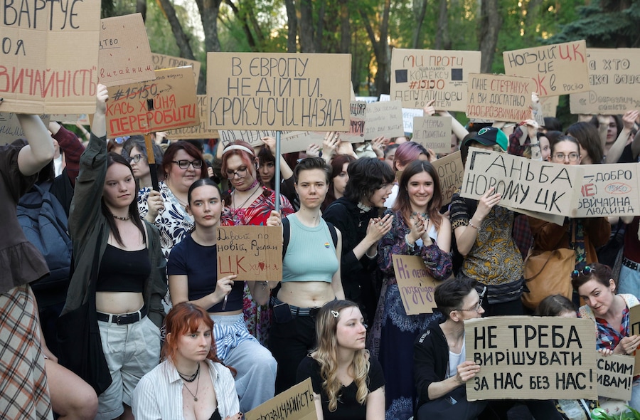 Alcuni ucraini partecipano a una manifestazione contro il nuovo Codice civile nei pressi della sede del Parlamento ucraino a Kiev, Ucraina, il 5 maggio 2026. Il Parlamento ucraino ha approvato il nuovo Codice civile dell’Ucraina in prima lettura il 28 aprile 2026. Gli attivisti per i diritti umani considerano la nuova versione del Codice civile come una serie di norme che potrebbero limitare i diritti delle donne, dei bambini, delle persone con disabilità e della comunità LGBT, poiché tentano di regolamentare questioni relative all'aborto, ai matrimoni precoci e agli alimenti, il che è visto come un'ingerenza nella vita privata. EPA/SERGEY DOLZHENKO (EPA)