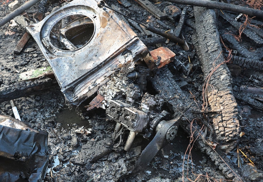 Resti di un drone sul luogo di un attacco russo contro un edificio privato a Kharkiv, nell'Ucraina nord-orientale, il 6 maggio 2026, nel corso dell'invasione russa. Secondo il Servizio statale di emergenza dell'Ucraina, almeno due persone sono rimaste ferite in seguito agli attacchi russi che hanno colpito Kharkiv. EPA/SERGEY KOZLOV (EPA)