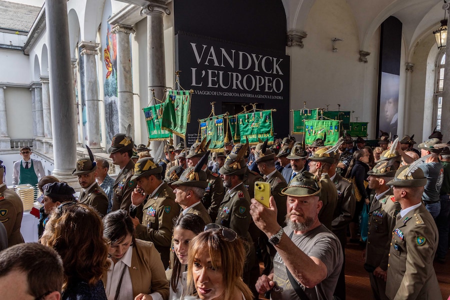 Alpini nella cattedrale di San Lorenzo in occasione della 97ma adunata nazionale a Genova, 09 maggio 2026. (Ansa)