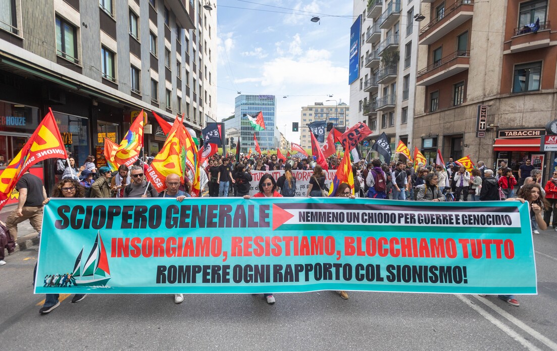 Manifestazione ProPal durante lo sciopero generale del sindacato Usb partito da Piazzale Loreto lungo Corso Buenos Aires - Milano, Italia - Lunedì, 18 Maggio 2025 (foto Stefano Porta / LaPresse) ProPal demonstration during the USB union general strike that started from Piazzale Loreto along Corso Buenos Aires - Milan, Italy - Monday, 18 May 2025 (photo Stefano Porta / LaPresse) (LAPRESSE)