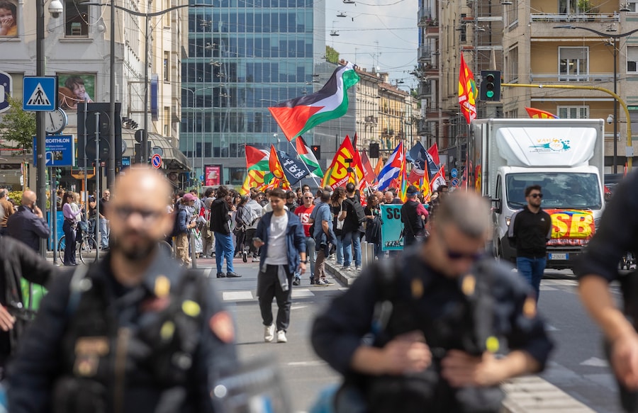 Manifestazione ProPal durante lo sciopero generale del sindacato Usb partito da Piazzale Loreto lungo Corso Buenos Aires - Milano, Italia - (LaPresse)