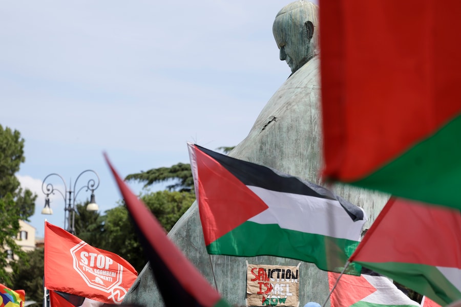 Manifestazione presidio in solidarietà con la Flotilla in piazza dei Cinquecento. (LaPresse)