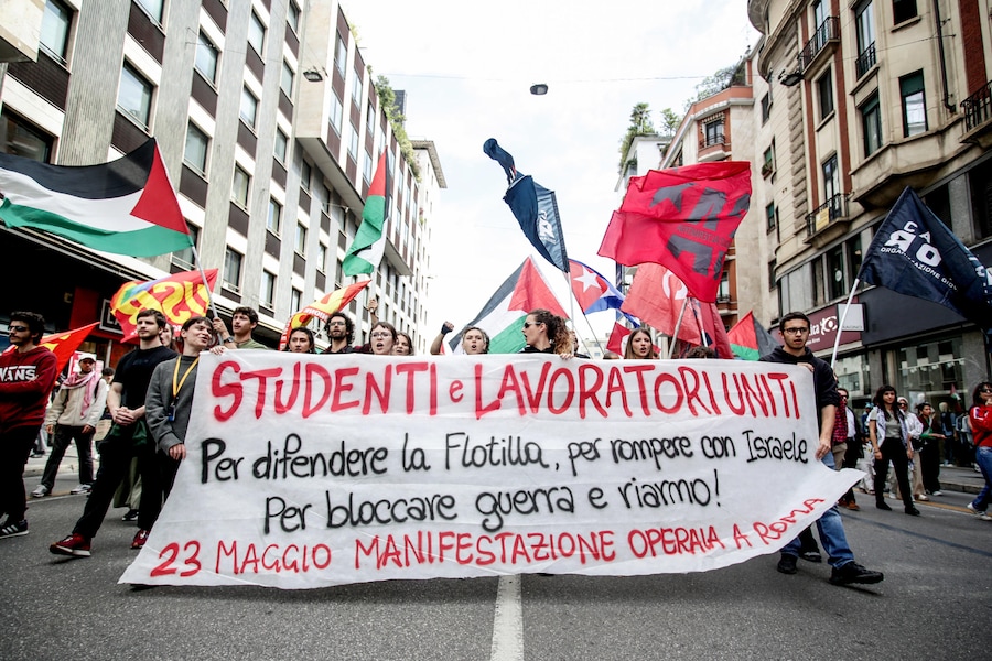 Corteo per lo sciopero generale indetto da Usb in risposta all'appello della Global Sumud Flottilla e contro l'economia di guerra a Milano (Ansa)