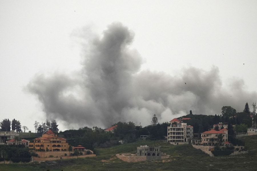 Il fumo si alza dopo un attacco israeliano a Choukine, in Libano (Reuters)