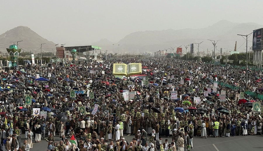 A Sanaa, nello Yemen, il 18 maggio 2026, la gente manifesta in segno di solidarietà con il Libano. (Reuters)