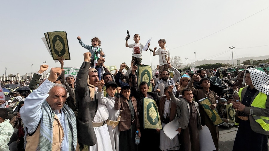 A Sanaa, nello Yemen, il 18 maggio 2026, la gente manifesta in segno di solidarietà con il Libano e contro il tentativo dell'attivista di destra Jake Lang di dare fuoco al Corano a Dearborn. (Reuters)
