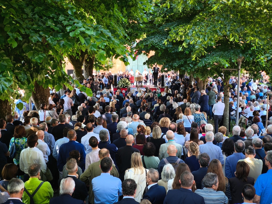 Il lungo applauso che ha accolto l'arrivo della bara di Carlo Petrini sotto il viale di Tigli del Quadrilatero dell'agenzia di Pollenzo. Cuneo, 24 maggio 2026 ANSA/TINO ROMANO (ANSA)