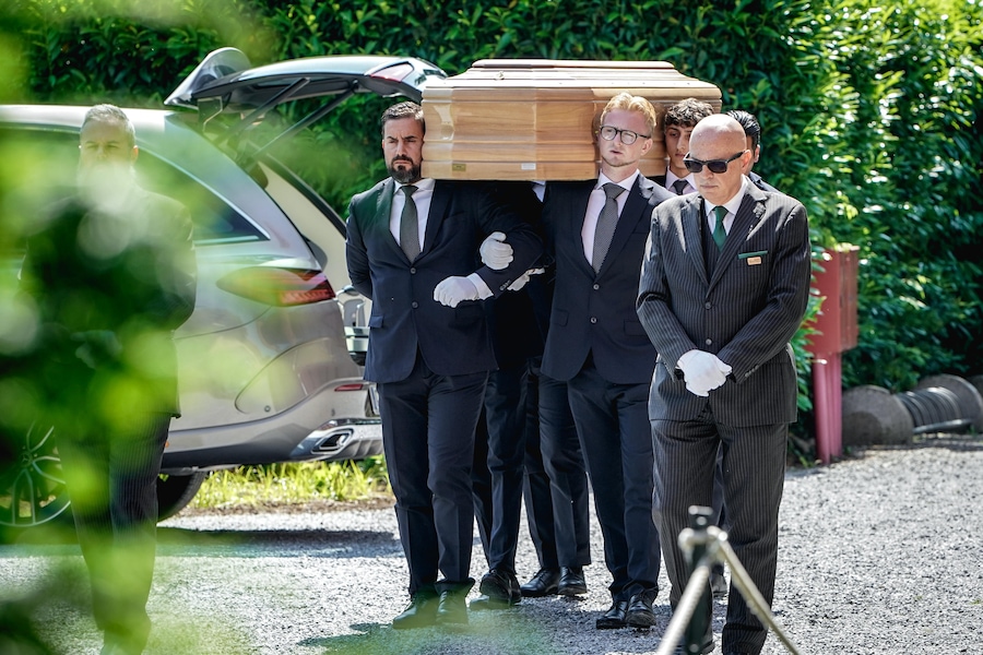 L’arrivo della bara (Ansa)