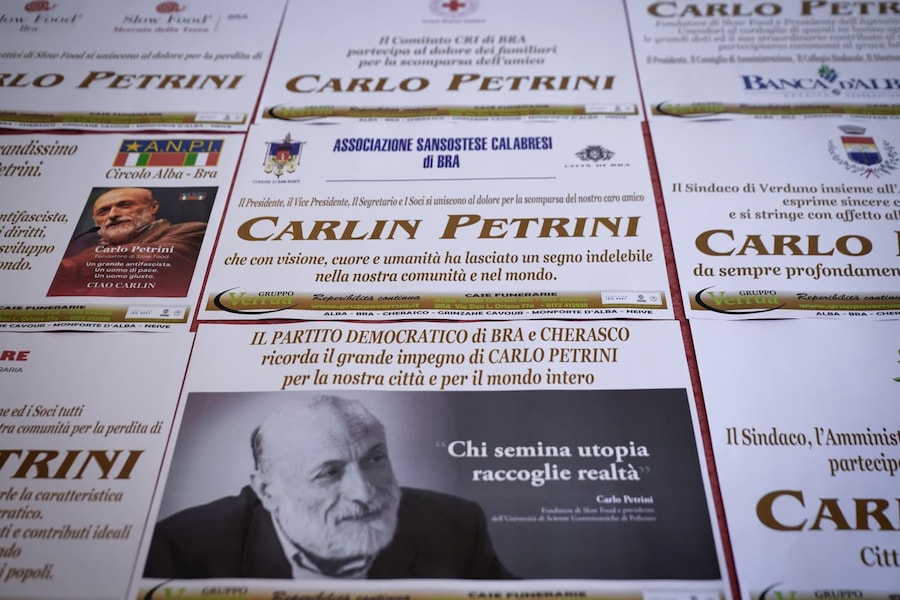 Manifesti funebri - ANSA/TINO ROMANO (ANSA)