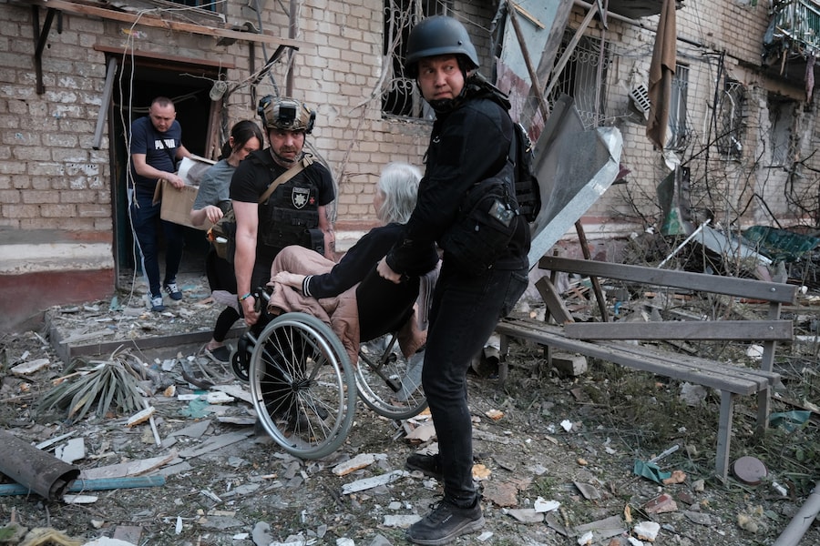 epa12993643 Emergency services assist an elderly woman to evacuate from a damaged residential area following a Russian airstrike in Kramatorsk, Donetsk region, eastern Ukraine, 25 May 2026, amid the Russian invasion. At least 12 people, including a child, were injured in the attack, according to the Head of the Donetsk Regional Administration, Vadym Filashkin. EPA/MARIA SENOVILLA (EPA)