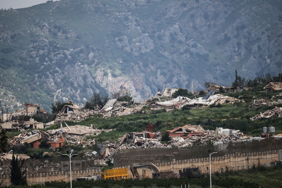 Un punto di passaggio e scene di distruzione nel villaggio libanese di Kfar Kila, visto dal lato israeliano del confine tra Israele e Libano, nel nord di Israele, il 28 aprile 2026. REUTERS/Shir Torem IMMAGINI DEL GIORNO DI TPX (REUTERS)