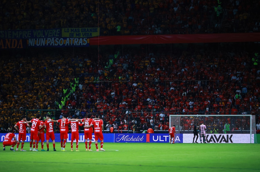 Soccer Football - CONCACAF Champions Cup - Final - Toluca v Tigres UANL - Estadio Nemesio Diez, Toluca, Mexico - May 30, 2026 Toluca players before the penalty shootout REUTERS/Eloisa Sanchez (REUTERS)