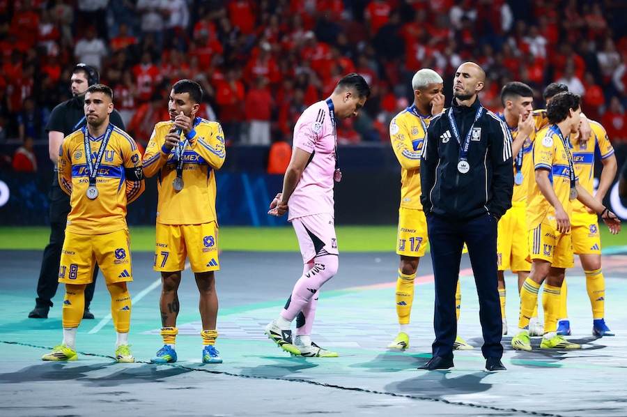 Soccer Football - CONCACAF Champions Cup - Final - Toluca v Tigres UANL - Estadio Nemesio Diez, Toluca, Mexico - May 30, 2026 Tigres UANL players and coach Guido Pizarro look dejected after loosing the CONCACAF Champions Cup final REUTERS/Eloisa Sanchez (REUTERS)