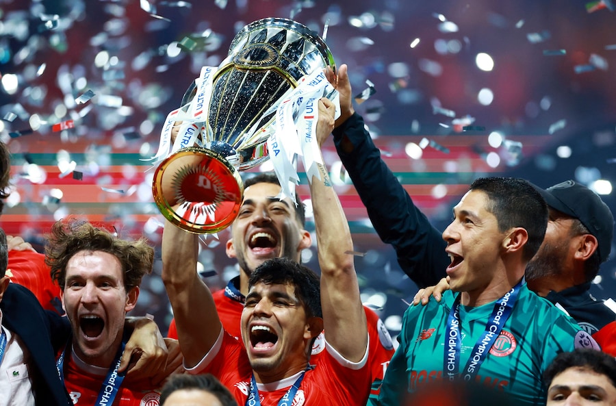 Soccer Football - CONCACAF Champions Cup - Final - Toluca v Tigres UANL - Estadio Nemesio Diez, Toluca, Mexico - May 30, 2026 Toluca players celebrate with the trophy after winning the CONCACAF Champions Cup REUTERS/Raquel Cunha (REUTERS)