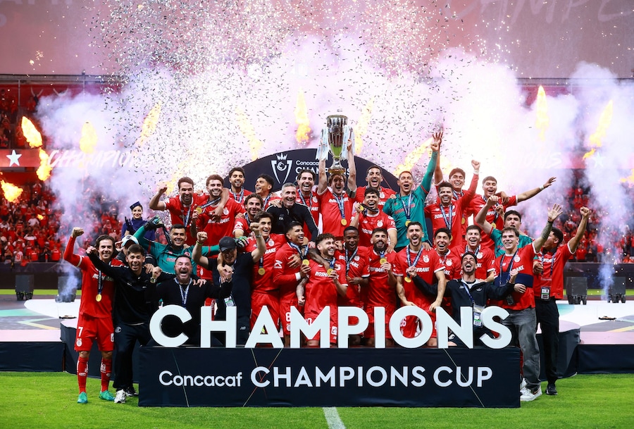 Soccer Football - CONCACAF Champions Cup - Final - Toluca v Tigres UANL - Estadio Nemesio Diez, Toluca, Mexico - May 30, 2026 Toluca players celebrate with the trophy after winning the CONCACAF Champions Cup REUTERS/Eloisa Sanchez TPX IMAGES OF THE DAY (REUTERS)