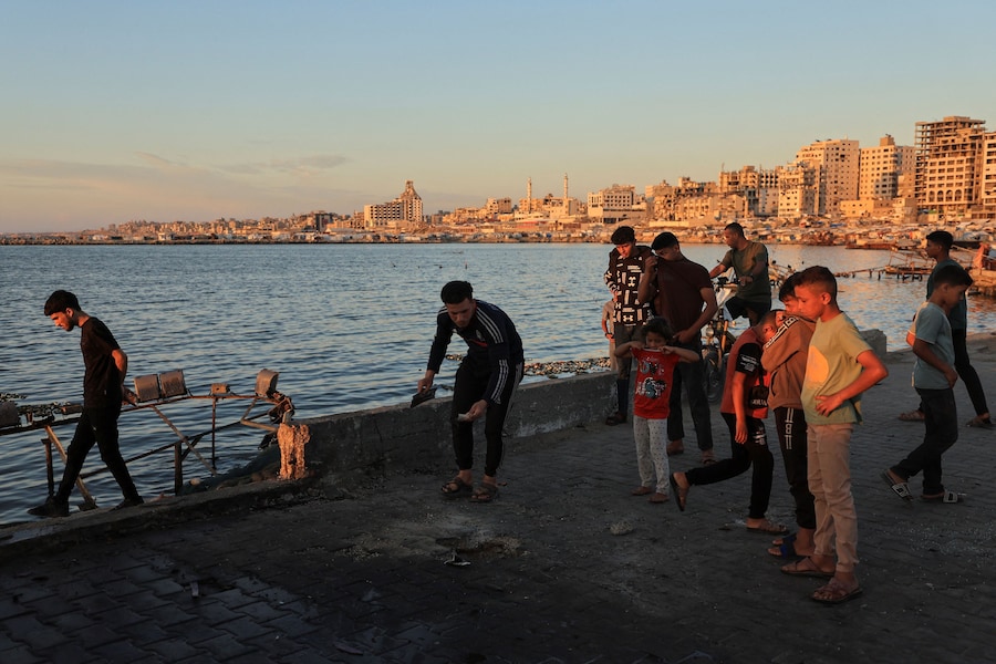 I palestinesi si radunano sul luogo di un attacco israeliano contro un bar nel porto della città di Gaza, il 31 maggio 2026. REUTERS/Dawoud Abu Alkas (REUTERS)