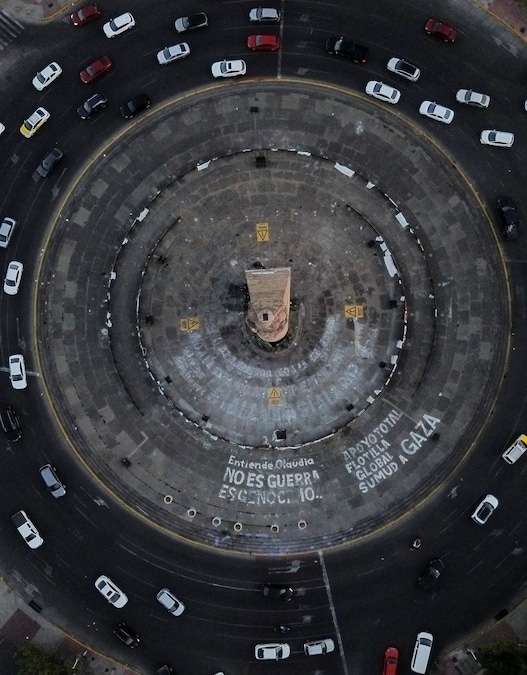 Una ripresa aerea mostra la Glorieta de los Niños Héroes a Guadalajara, una delle città ospitanti dei Mondiali di calcio FIFA 2026, in Messico, il 28 maggio 2026. I graffiti recitano: «Claudia, capisci: questa non è una guerra, è un genocidio» e «Pieno sostegno alla Flottiglia Globale Sumud per Gaza». REUTERS/Ivan Arias (REUTERS)