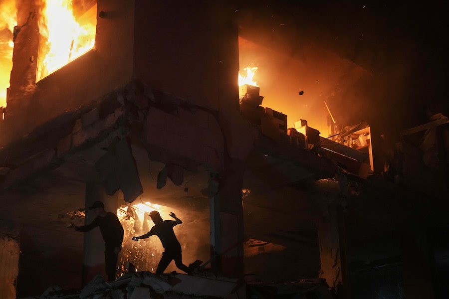 I palestinesi reagiscono a un incendio scoppiato in seguito a un attacco israeliano contro un edificio residenziale nel quartiere di Rimal a Gaza City. (AP Photo/Jehad Alshrafi) Associated Press / LaPresse Solo Italia e Spagna (APS)