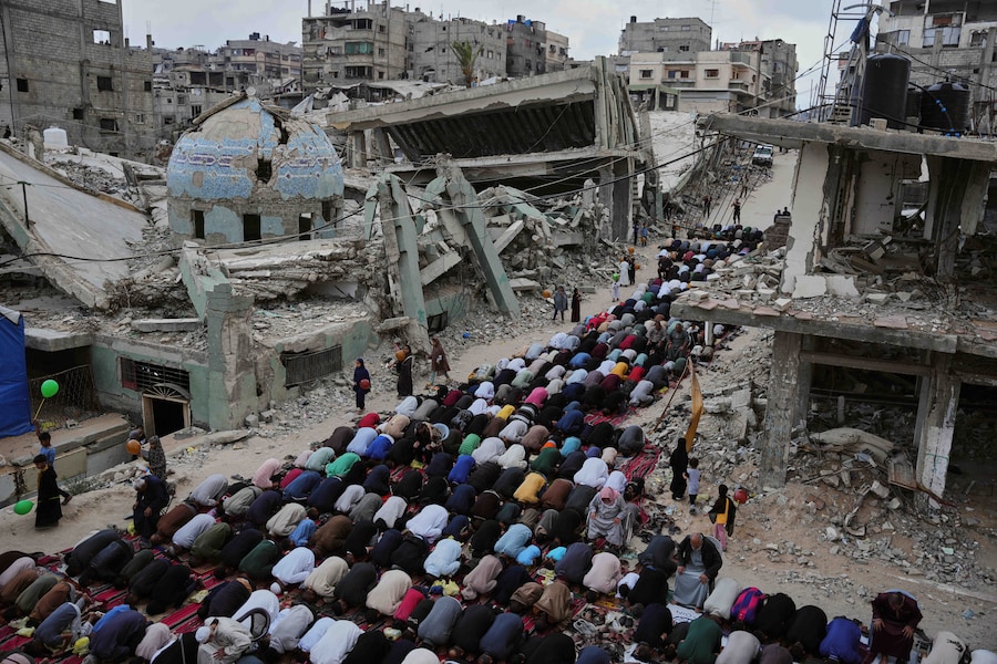 I palestinesi recitano le preghiere per l'Eid al-Adha accanto alle rovine di una moschea distrutta dai bombardamenti israeliani, a Khan Younis, nella Striscia di Gaza meridionale. (AP Photo/Abdel Kareem Hana) Associated Press / LaPresse Solo Italia e Spagna (APS)